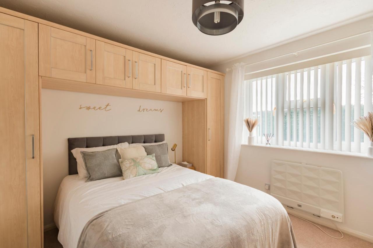 Surrey Stays - 2 Bedroom House, Rh1, Contractors Welcome, Sleeps 5 Max, 2 Parking Spaces, Near Town Centre, Train Station And Gatwick Airport Redhill  Exterior photo