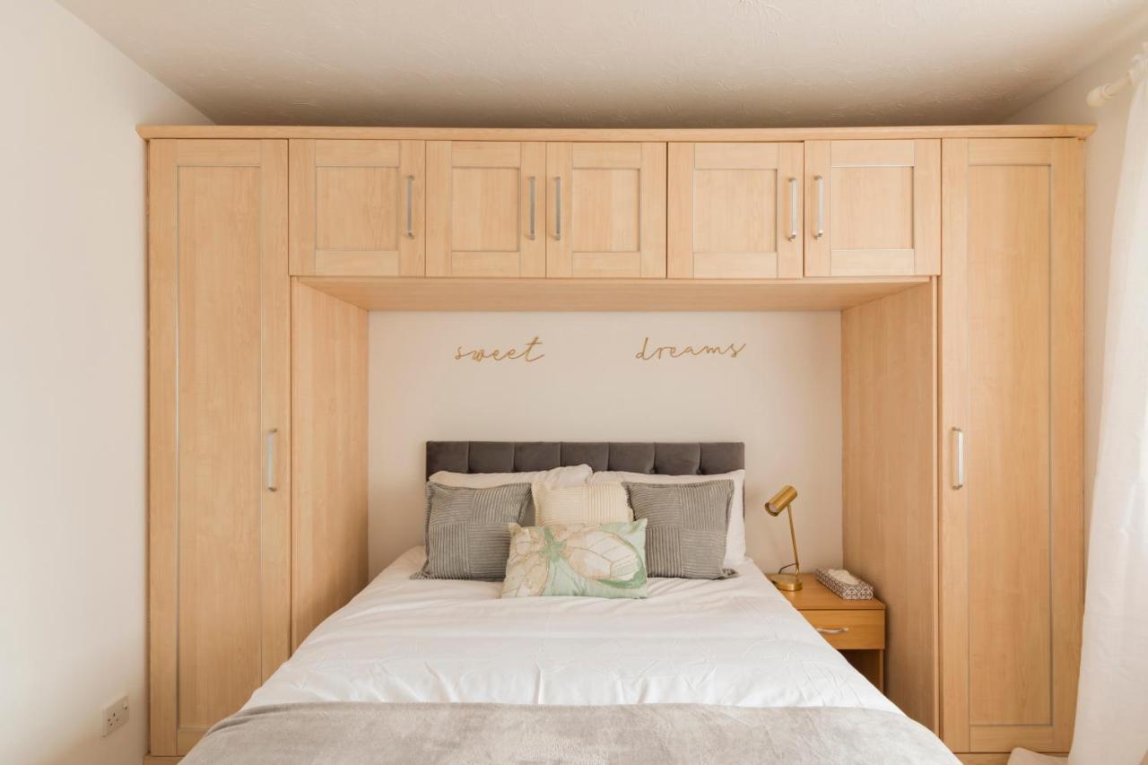 Surrey Stays - 2 Bedroom House, Rh1, Contractors Welcome, Sleeps 5 Max, 2 Parking Spaces, Near Town Centre, Train Station And Gatwick Airport Redhill  Exterior photo